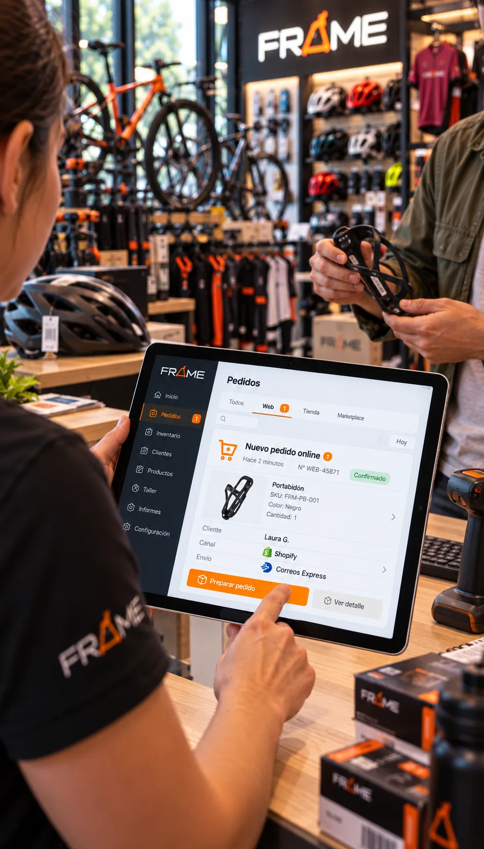 Pedido online recibido en FRAME mientras se atiende una venta en una tienda física de bicicletas
