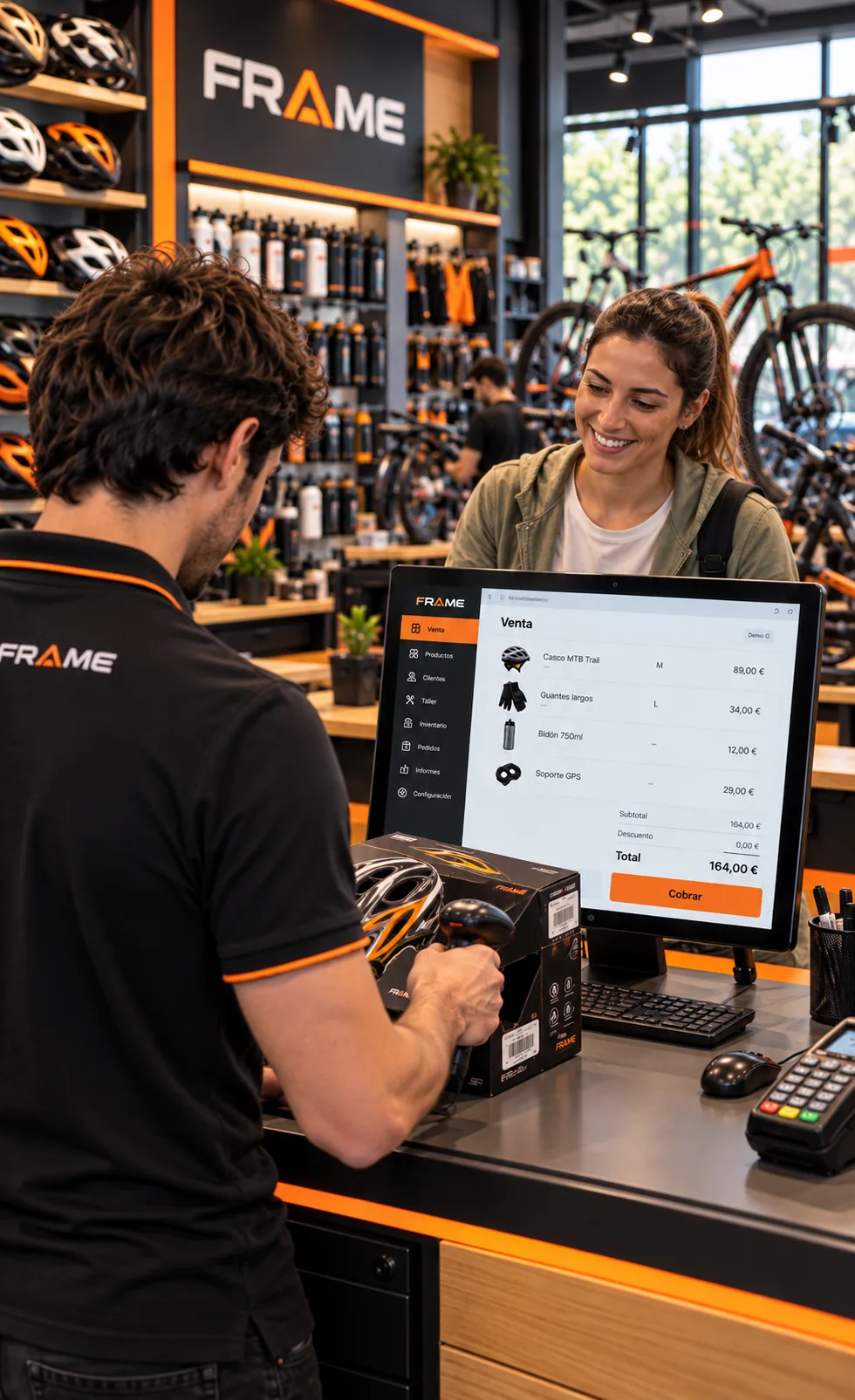 Venta en TPV para tienda de bicicletas con dependiente escaneando un producto y cliente en mostrador